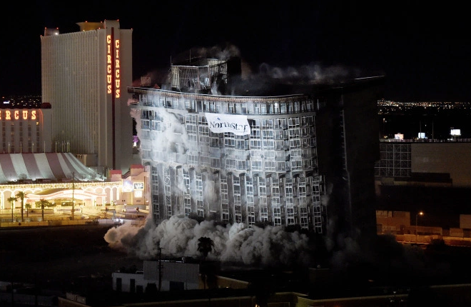 In video: the last Riviera Hotel & Casino tower demolished