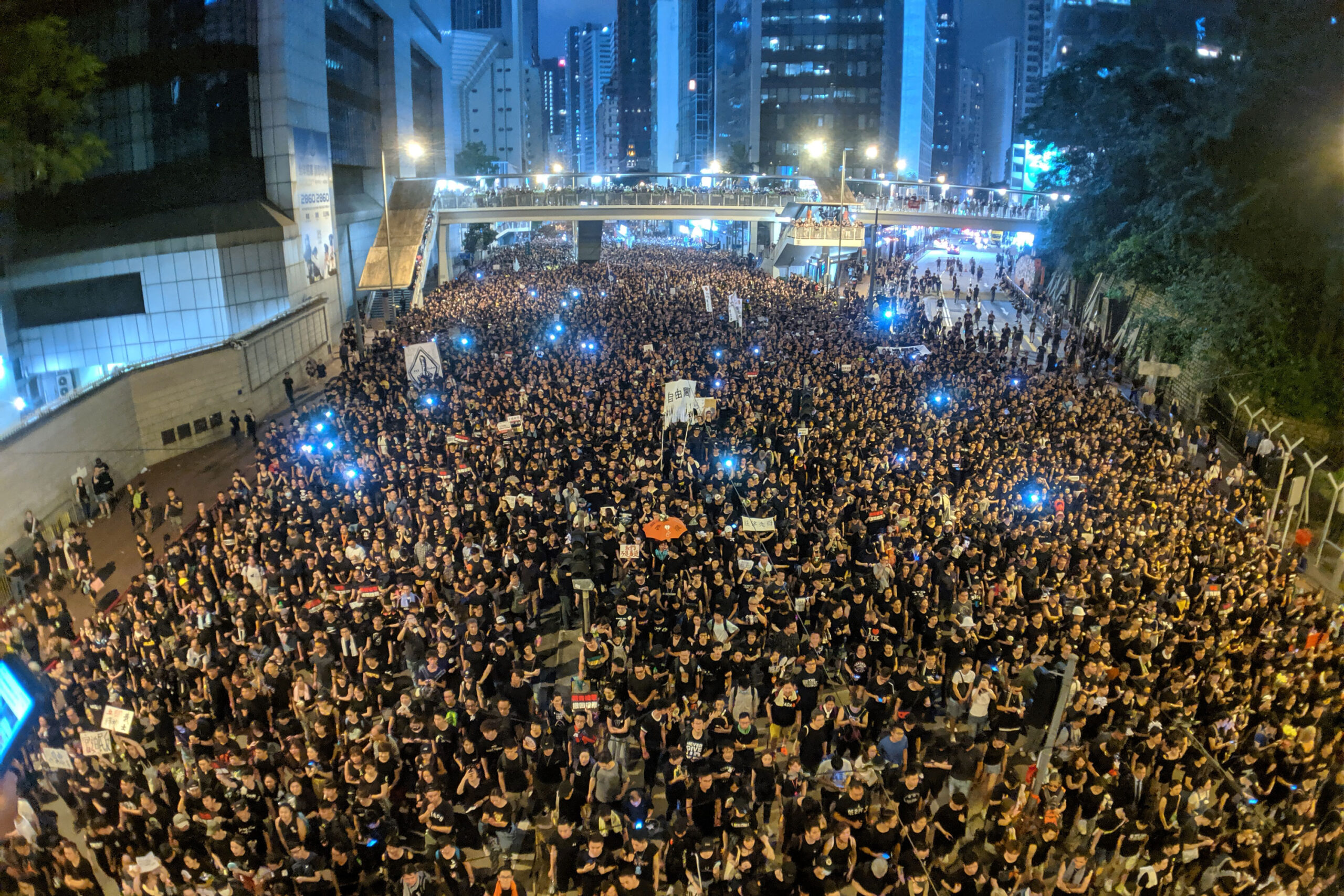 Hong Kong protests escalate as hundreds of thousands rally for democracy