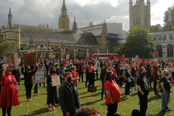 Thousands of eventprofs gather outside Parliament for silent protest
